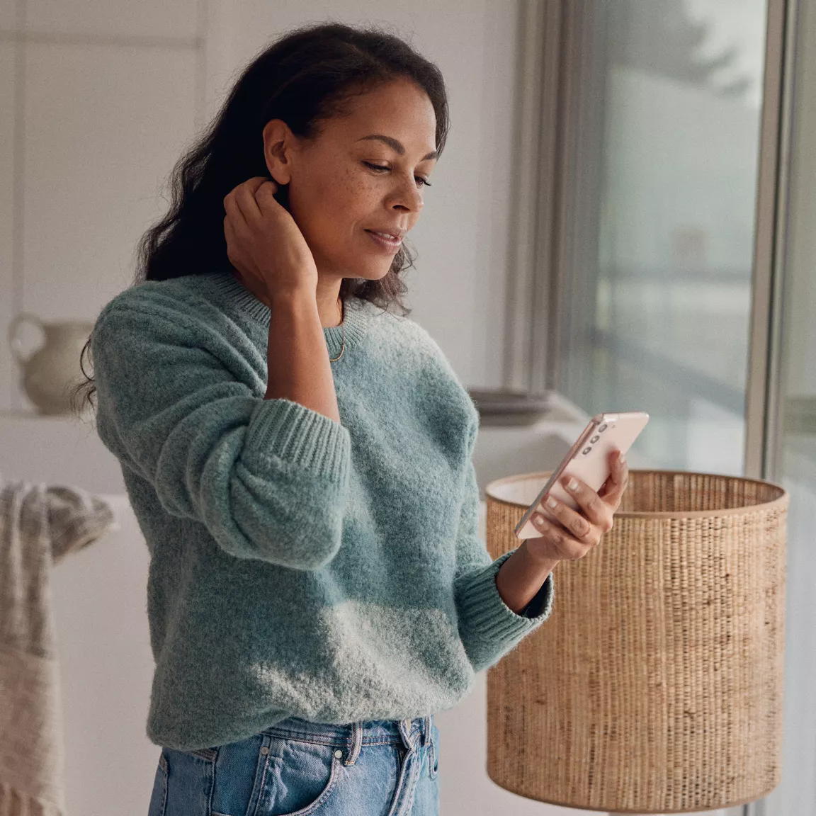 VW2261 Woman With Smartphone